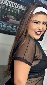 Sexy Y Putita Curvy De Enorme Culo Paga Con Sexo a Su Tatuador