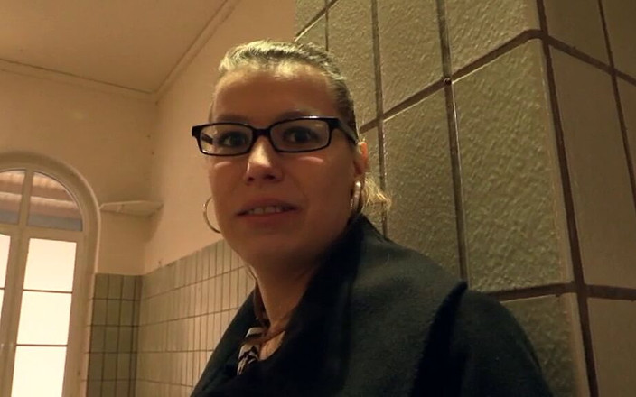 FoxyMedia: Короткий минет с горячими чулками на вокзале