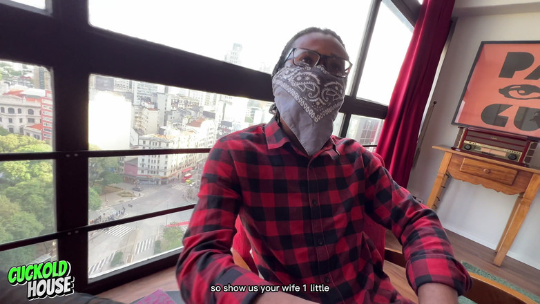 CuckoldHouse: पति व्यभिचारी पति के घर में पुरुषों के समूह के साथ चुदाई करने के लिए पत्नी ले जाता है