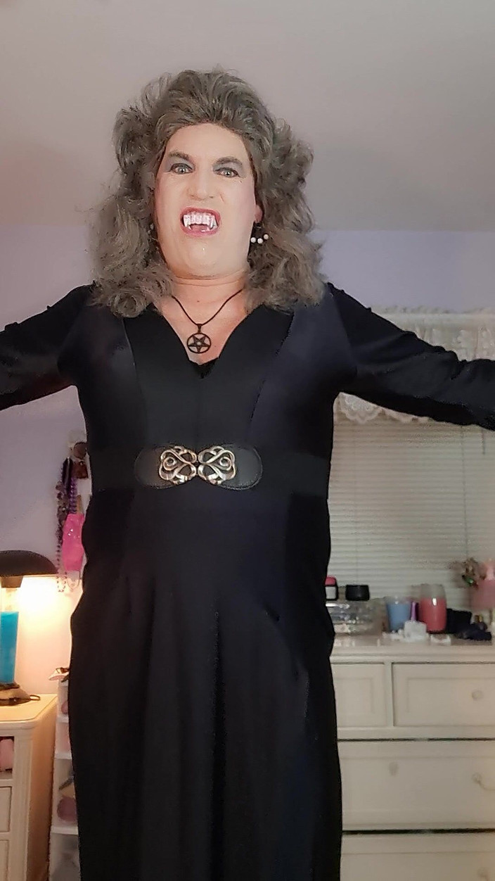 Victoria Lecherri: Щасливого Хеллоуїна від графині Вікторії королеви проклятих!