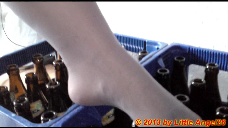 Carmen_Nylonjunge: Nylon Feet on the Crates