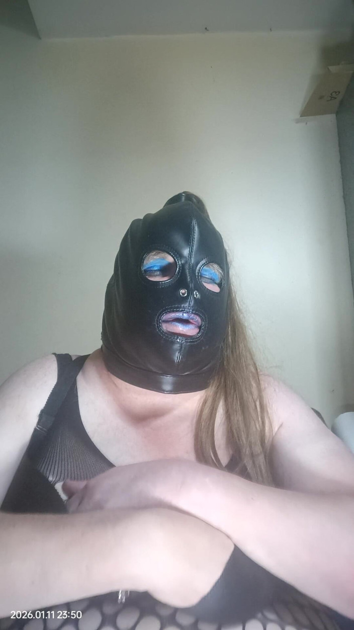 Stephanie-Nicole-TV: Awek montel TV bermain dengan putingnya melalui stoking badan jala.