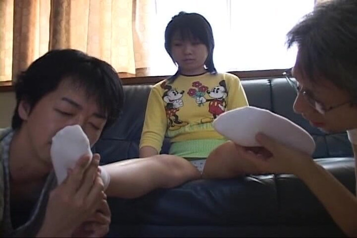 Japan Girl: Pozwala dwóm facetom korzystać z jej młodego ciała