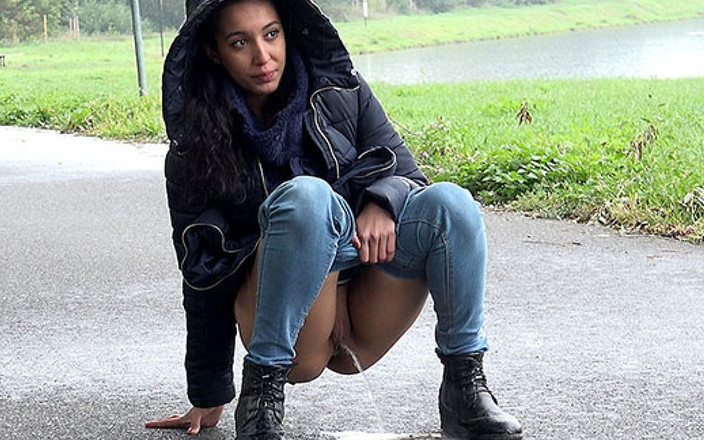 Puffy Network: Got2Pee द्वारा हुडविंकिंग जहां लड़कियां पेशाब करने आती हैं