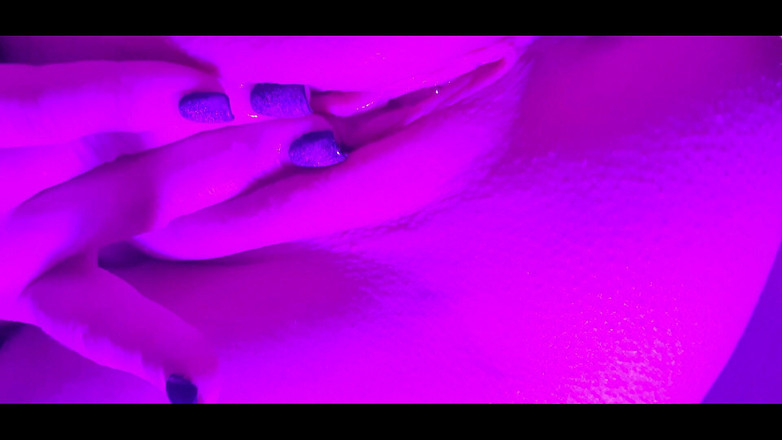 March Foxie: 濡れた猫をクローズアップ