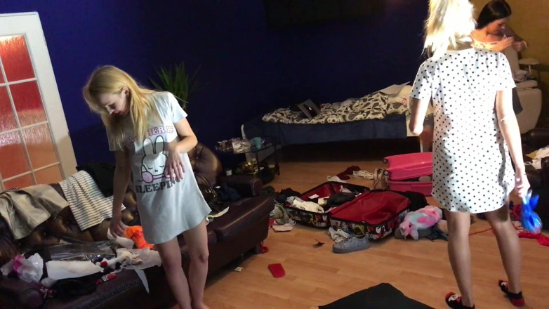 Leon Lambert Girls Twerk Parties CFNM: Tiada seluar dalam Adalah Seluar dalam Terbaik. Isyarat pepek akan...