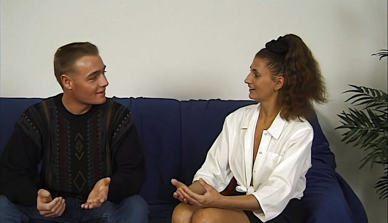 Perv Milfs n Teens: सौतेली मम्मी सौतेले बेटे को दिखाती है कि उसे महिलाओं को कैसे चोदना चाहिए