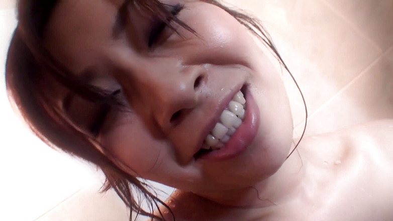 Asiatiques: Asiatisches schätzchen fingert sich im badezimmer