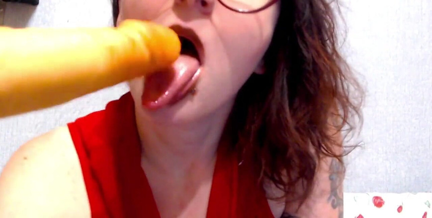 HellENXxOo: Sexy holka saje tvého velkého ptáka