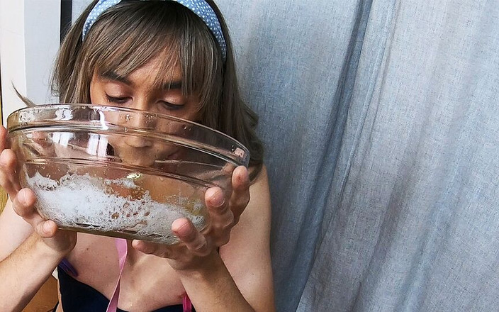 Ane Get Horny: Gadis baik-baik minum mangkuk penuh dengan kencing kuning