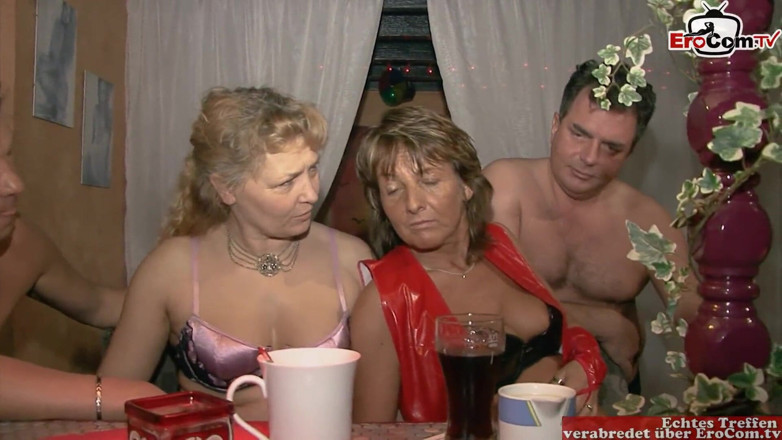 EroCom: Sexo grupal en el club de swingers con parejas normales...