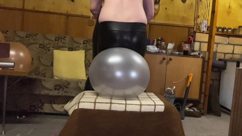 BeachBallsDuo: 100kg bigbootylucy agressively ने 10 बड़े गुब्बारे और 2 बड़े पन्नी नंबर के गुब्बारे कुचल दिए! स्लो-मो के साथ 2 कैमरा