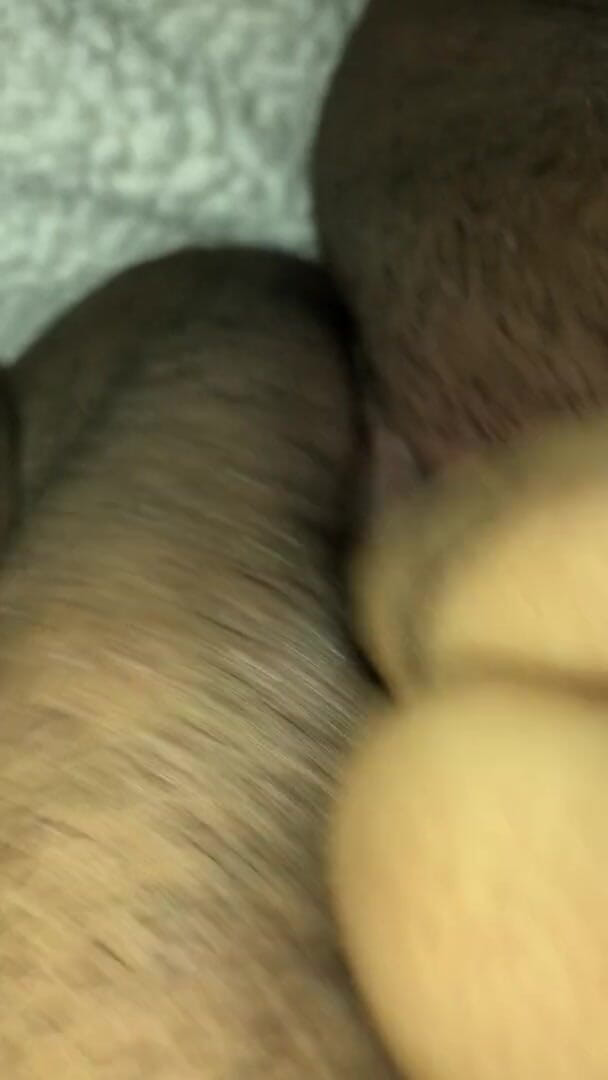 Wet pussy bby: Ббі грає зі своєю мокрою жирною кицькою