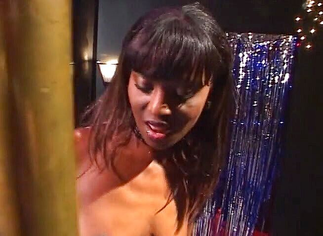 Lesbo Tube: Des salopes noires fantastiques se baisent