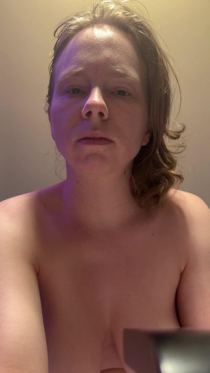 SweetLucy96: Avklädd i badrummet