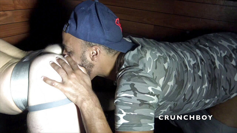 ARAB FUCKERS WITH HUGE COCKS: Dmitri se fait baiser sans capote par un arabe latino...