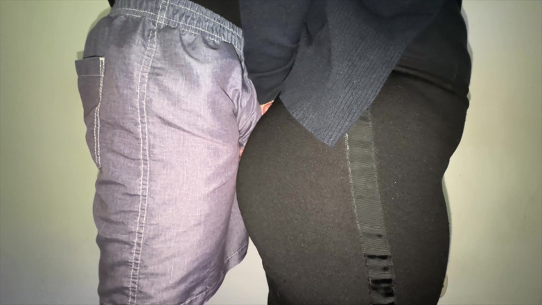 CoupleOfHotSins: Девушка С Большой Попкой Нащупывает Пенис Незнакомца