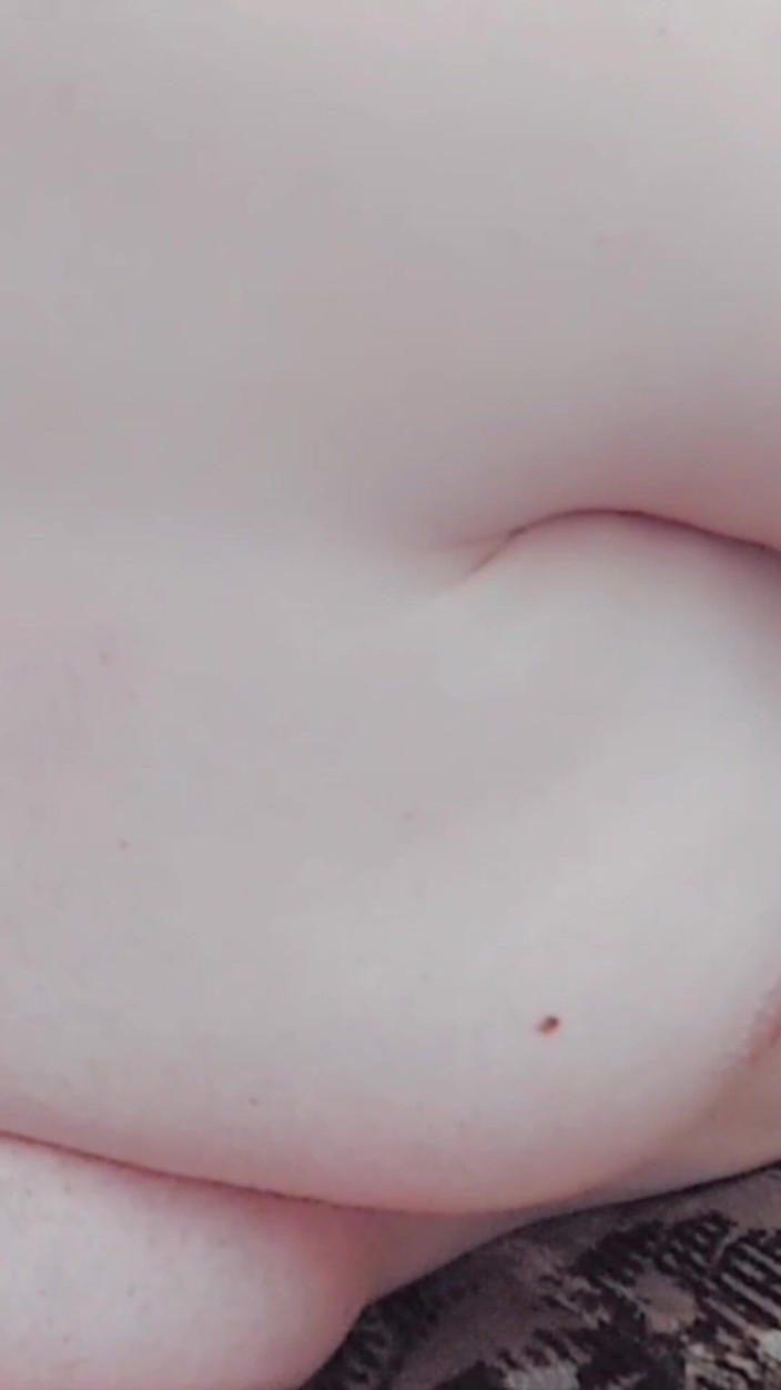 Kitty_Cross: Heiße sissy gibt sinnliche looks, während sie sich langsam bückt