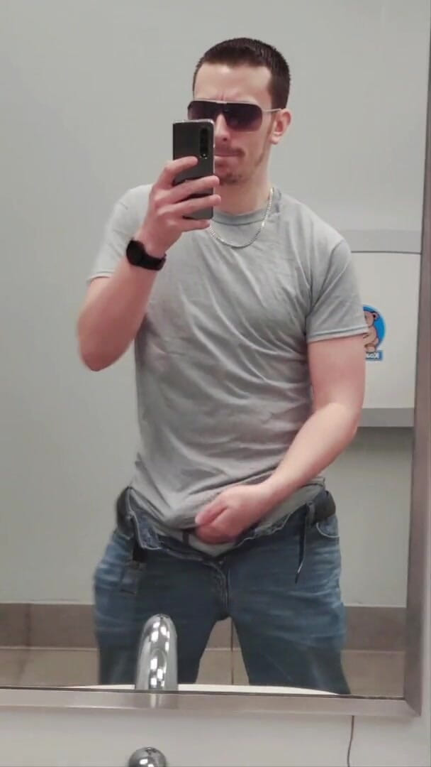 Ballbuster boi: 월마트 욕실에서 견과류를 파열하는 젊은 셀프 볼 버스터