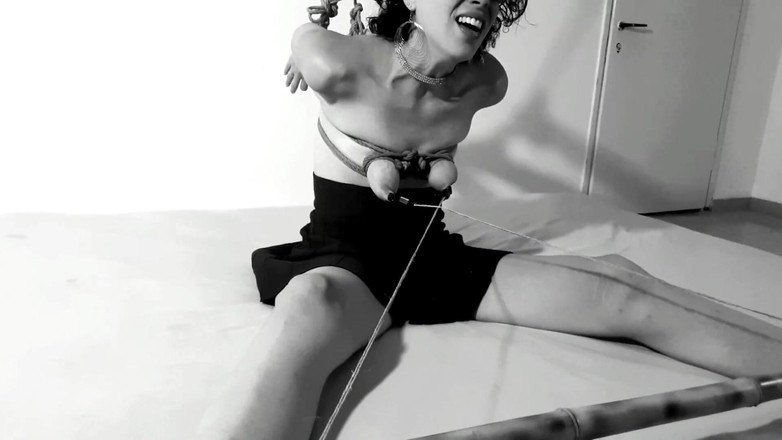 Bdsmlovers91: Flytta om du vill: Bröst bondage med hennes bröstvårtor fastklämda...