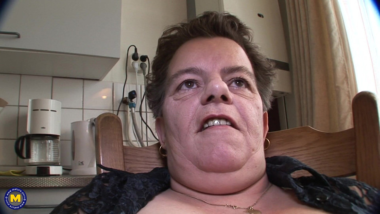 Mature NL: 这个大家庭主妇在厨房里自慰