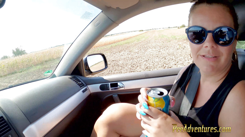 Pee Adventures: Pipì in un campo di grano e bagnata la sua...