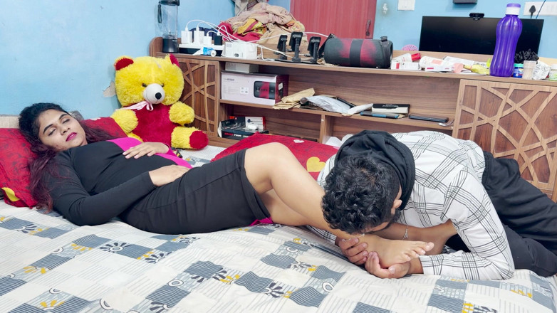 Vaishnavysharunraj: Malayali Boss Girl Feet Massage by Boy Staff