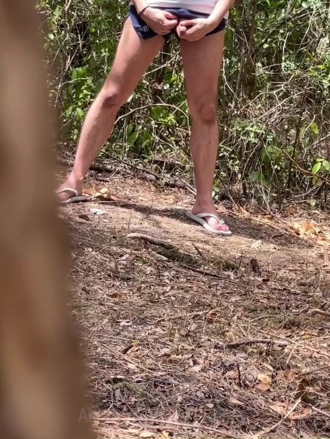 AmateurMates: Amatérský chlapec přistižen při čůrání v lese