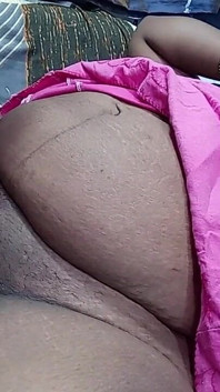 Une chatte dure se fait lécher et doigter ses gémissements tellement sexy