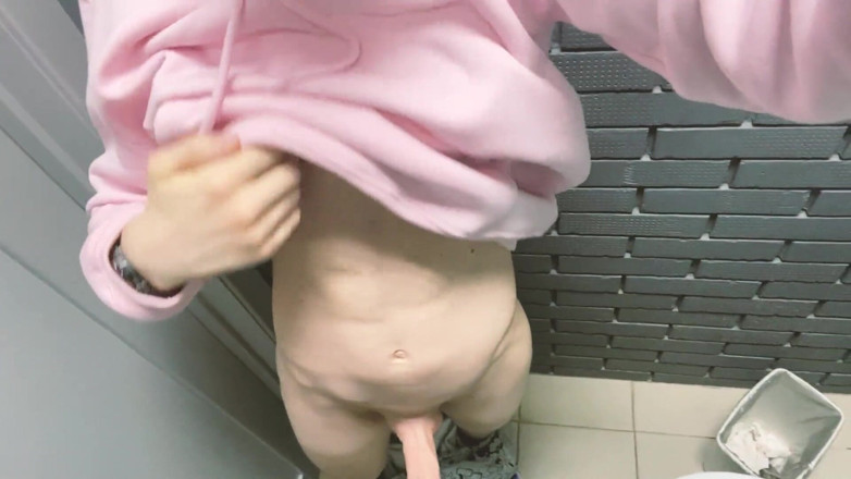 Redbearboy: WC masturbation