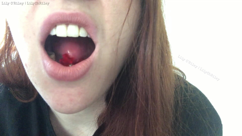 Lily O'Riley: Ağız sesleri ile sakızlı ayı tüketimi