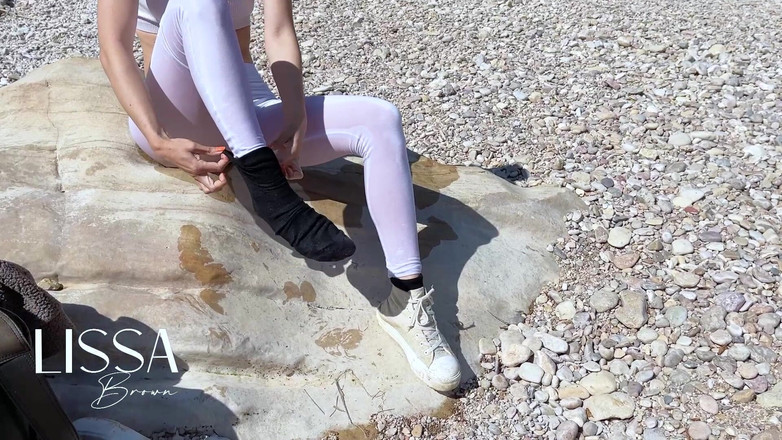 Lissa Brown: 젖은 양말을 신은 산책 + 더블 오줌