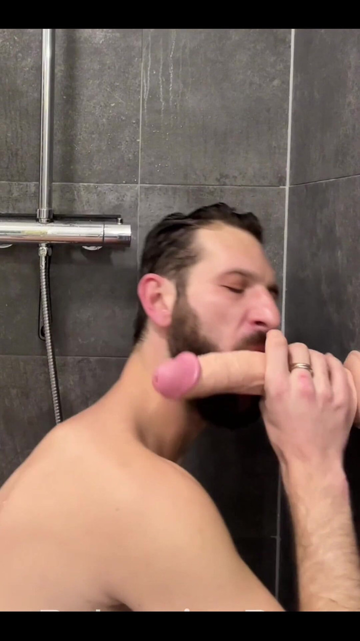 BohemianBoy: Blowjob in Shower