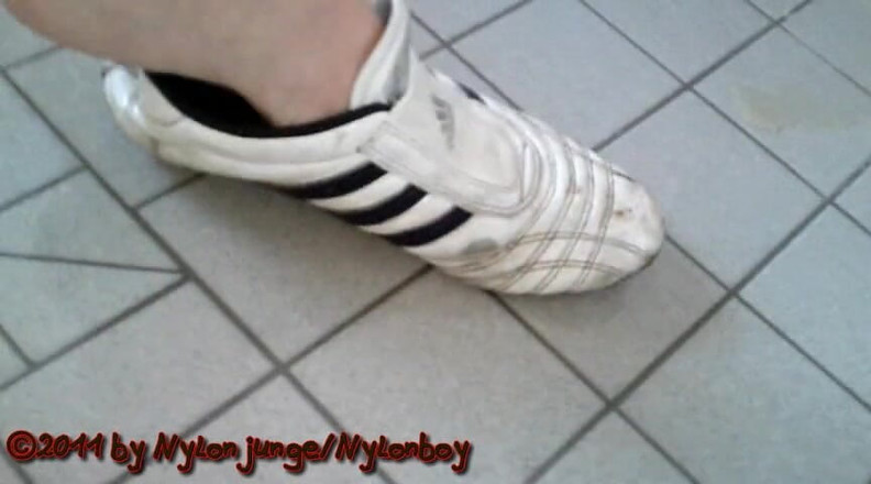 Carmen_Nylonjunge: Baskets à pisse