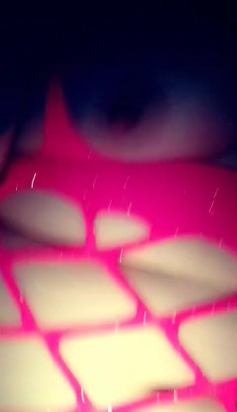 Jenn_sexxii: Awek dalam pakaian dalam merah jambu bermain dengan pepeknya