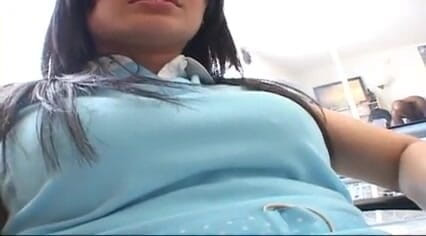 Thot Factory: Nádherná ebenová teenagerka kouří velké černé péro ve stylu POV