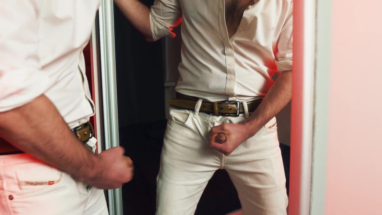 NoelDero: 一个英俊的家伙在镜子前自慰。我大声说完，用我的精液填满镜子