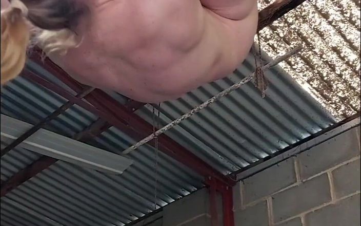 Michellexm: Naakte acrobatiek naakt op mijn pull-up bar, omkeren (ondersteboven) schrijlings. Bekijk...