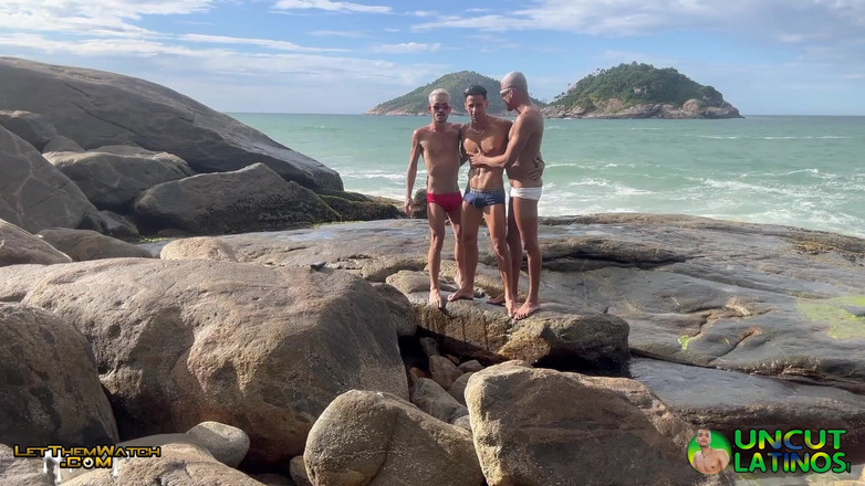 Uncut Latinos: 3 Hung Latinos kongkek tanpa kondom di pantai awam dubur...