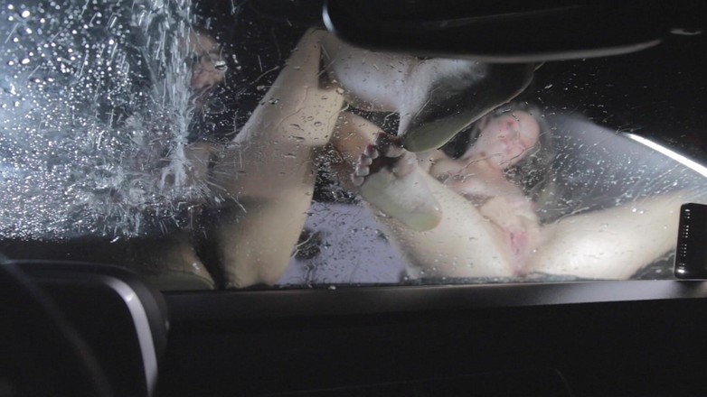 Sara Blonde: 2 Latinoameričanky čůrají v luxusním autě