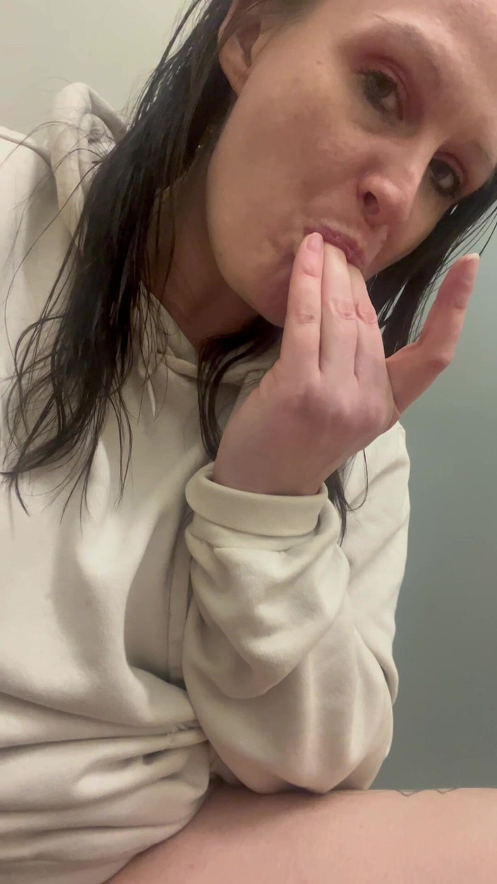 Sinful-Secrets: Care Aide ejaculează în baia publică în pauză