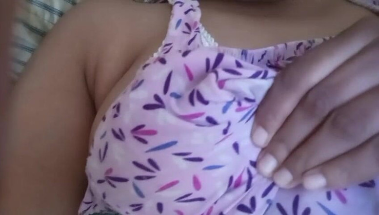 Miya White: Den berömda indiska skådespelerskan Anne musterbating i sängen med stora...