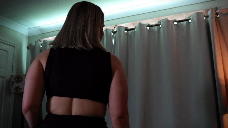 JessieHH: 娇小继妹继兄混蛋 4k