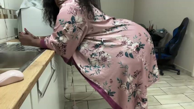 Legendary Booty Overdose: Жирна дупа грудастої мамки робить стриптиз