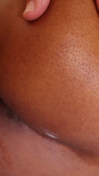 Ebony brunette neemt sperma