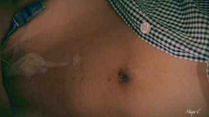 Magic C: ベッドで私の大きなイケメンのコックをけいれんするまで、私は太い負荷を撃ちます。ぜひ口に含んでみてください。