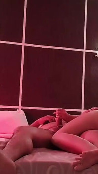 Essa vadia fica ainda mais excitada quando enfio o bebê no cu dela e a encho de leite
