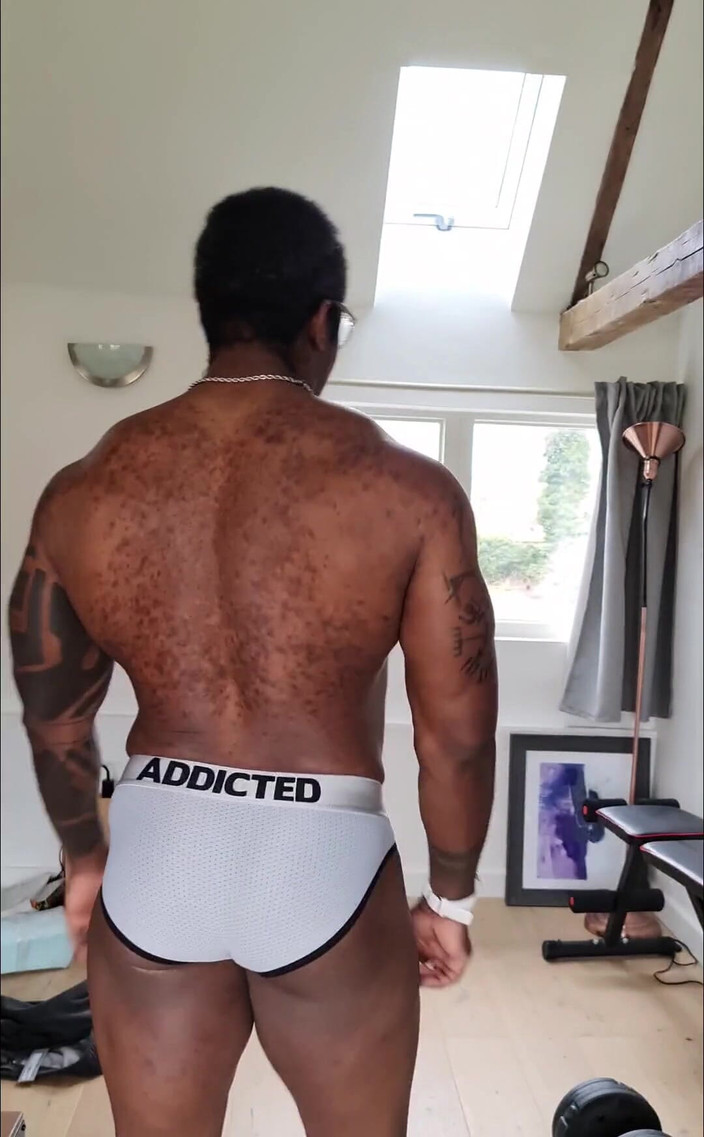 Amadeus: Bulan Ini Aku Kecanduan Pakaian Dalam Jaring Putih