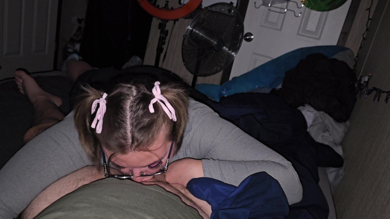Funhousewife69: 髪にリボンをつけてセクシーなフェラチオをして飲み込んだ