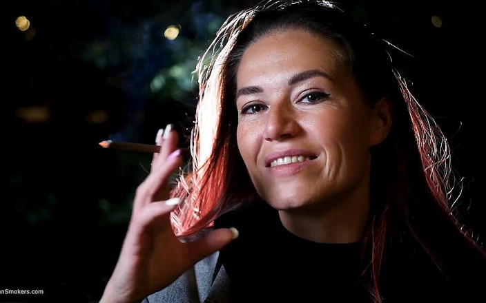 Russian Smokers: Awek Rusia yang menggodakan merokok merokok Vibes Di Tepi Laut